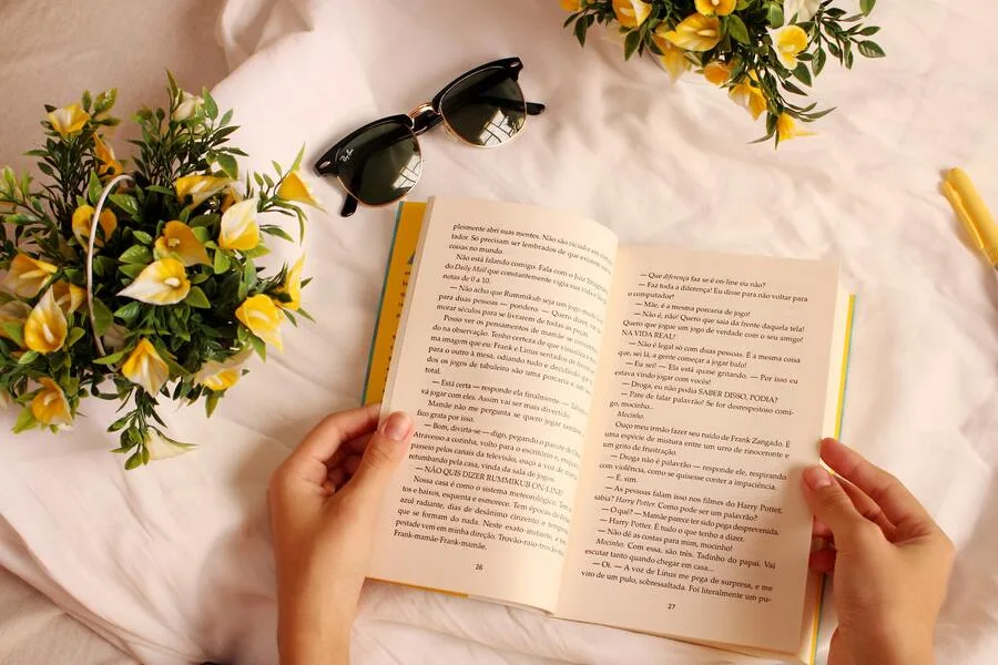 Livro aberto com alguém lendo